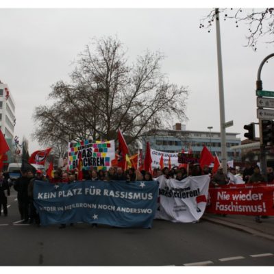 700 Menschen ziehen am 28. Januar 2012 bei der Demo gegen Nazis und Rassismus über die Heilbronner Allee