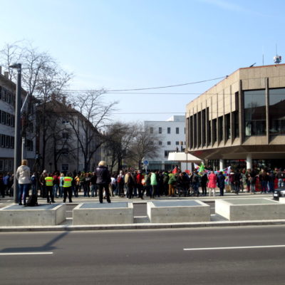 Berliner Platz am 8. März 2014: NPD-Kundgebung von Antifaschist*innen umzingelt